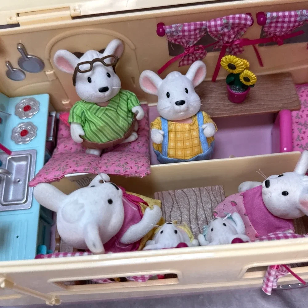 Lil Woodzeez Happy Camper Calico Critters Travel Trailer Jeep Car Pink Figures